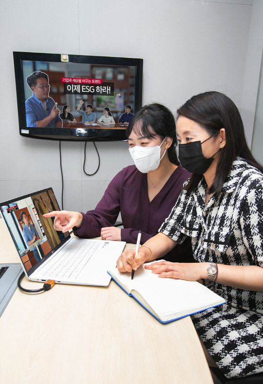 KT 직원들이 ESG 미니강좌를 시청하고 있다. KT 제공